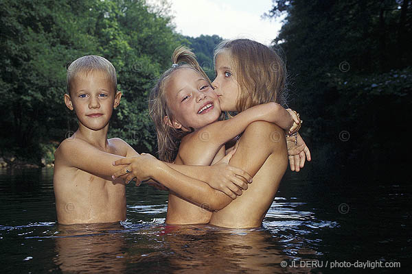 enfants dans la rivire - children in the river